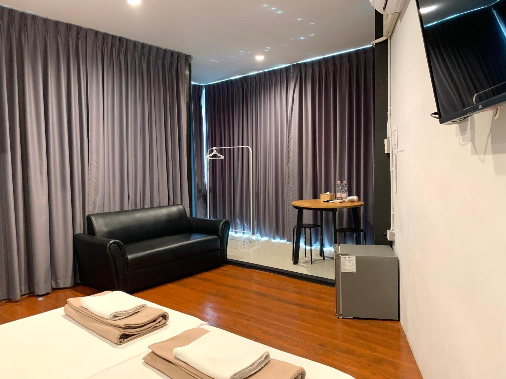Udomsuk Inn & Cafe - Bts Udomsuk Bangkok Bagian luar foto
